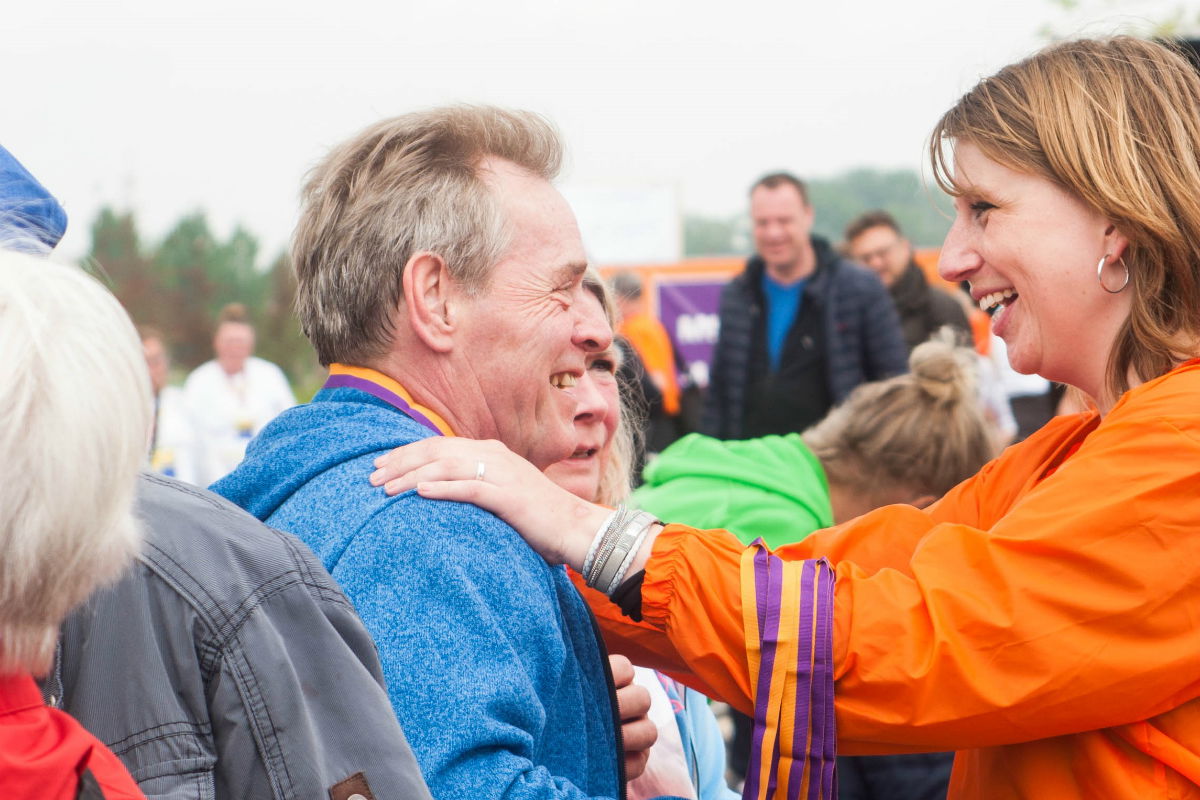 Vrijwilliger Medailles omhangen – Nationaal MS Fonds