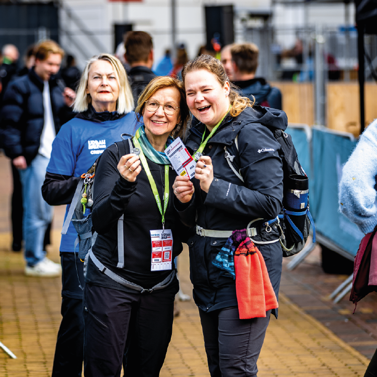 Twee vrouwen op de foto met hun wandelpin tijdens de Urban Walk Leiden