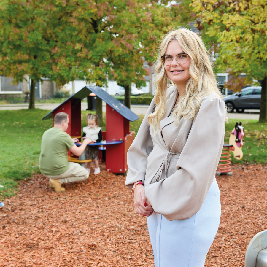 Tessa met haar man en dochter op de achtergrond