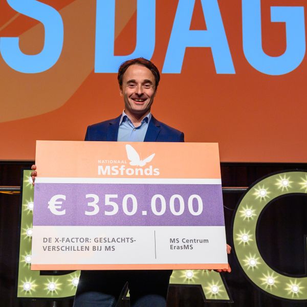 Cheque subsidieronde 2025 Marvin van Luijn X-factor MS Centrum Amsterdam_vierkant Marvin van Luijn X factor