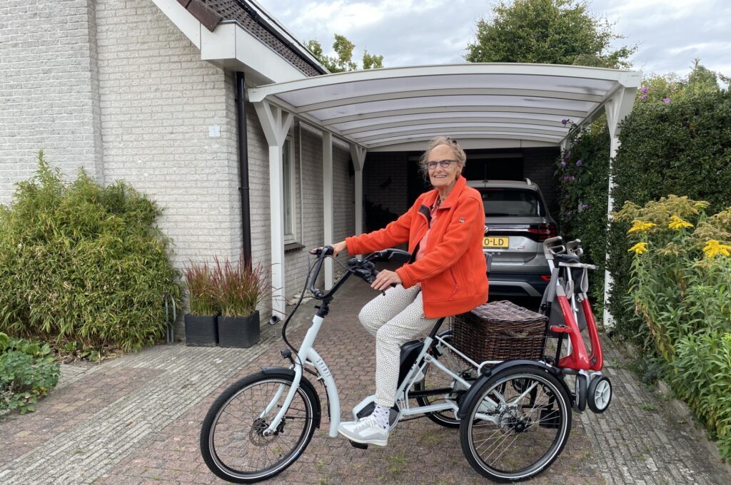 Thecla Brouwers op haar fiets