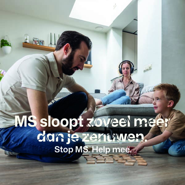 MS sloopt zoveel meer dan je zenuwen Maya met een noise cancelling koptelefoon op terwijl de rest van haar gezin een spelletje speelt